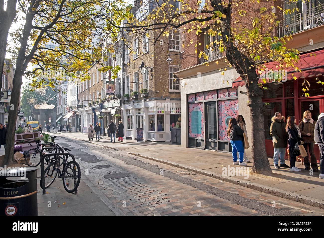 Vue des magasins et des gens qui marchent sur la rue vide calme Monmouth Street près de Seven Dials Covent Garden à Londres WC2 Angleterre KATHY DEWITT Banque D'Images