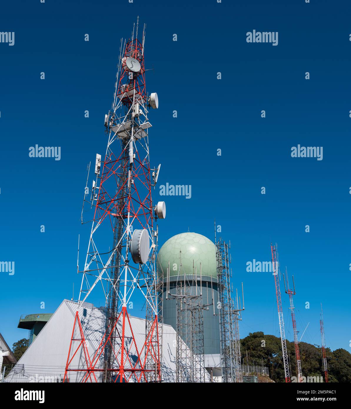Tour d'émetteur de radio et de télévision. Permet de transmettre des signaux radio et de télévision Banque D'Images