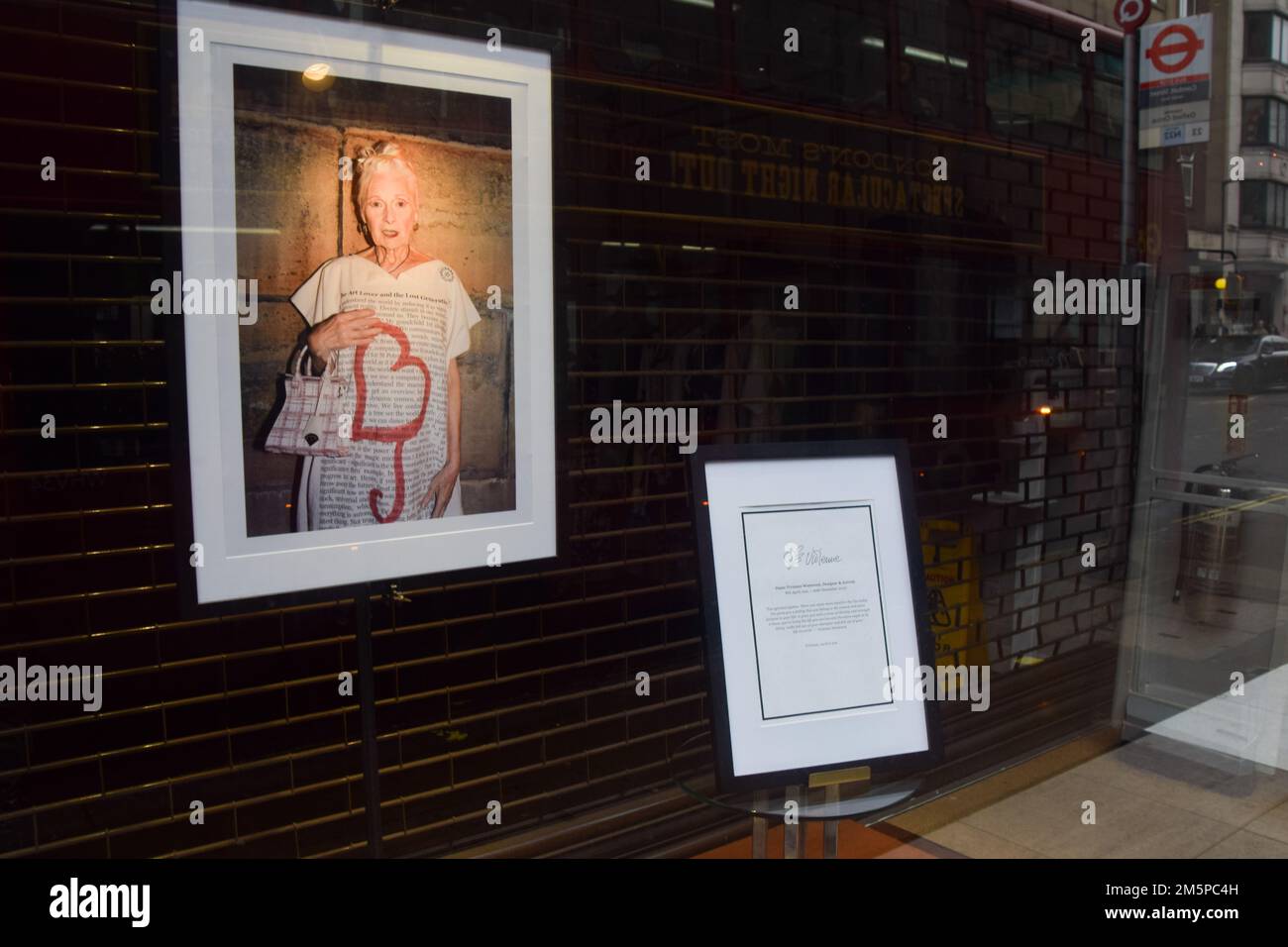 Londres, Royaume-Uni. 30th décembre 2022. Hommage au magasin Vivienne Westwood Man de conduit Street, Mayfair, alors que le créateur de mode et l'icône punk meurent à l'âge de 81 ans. Credit: Vuk Valcic/Alamy Live News Banque D'Images