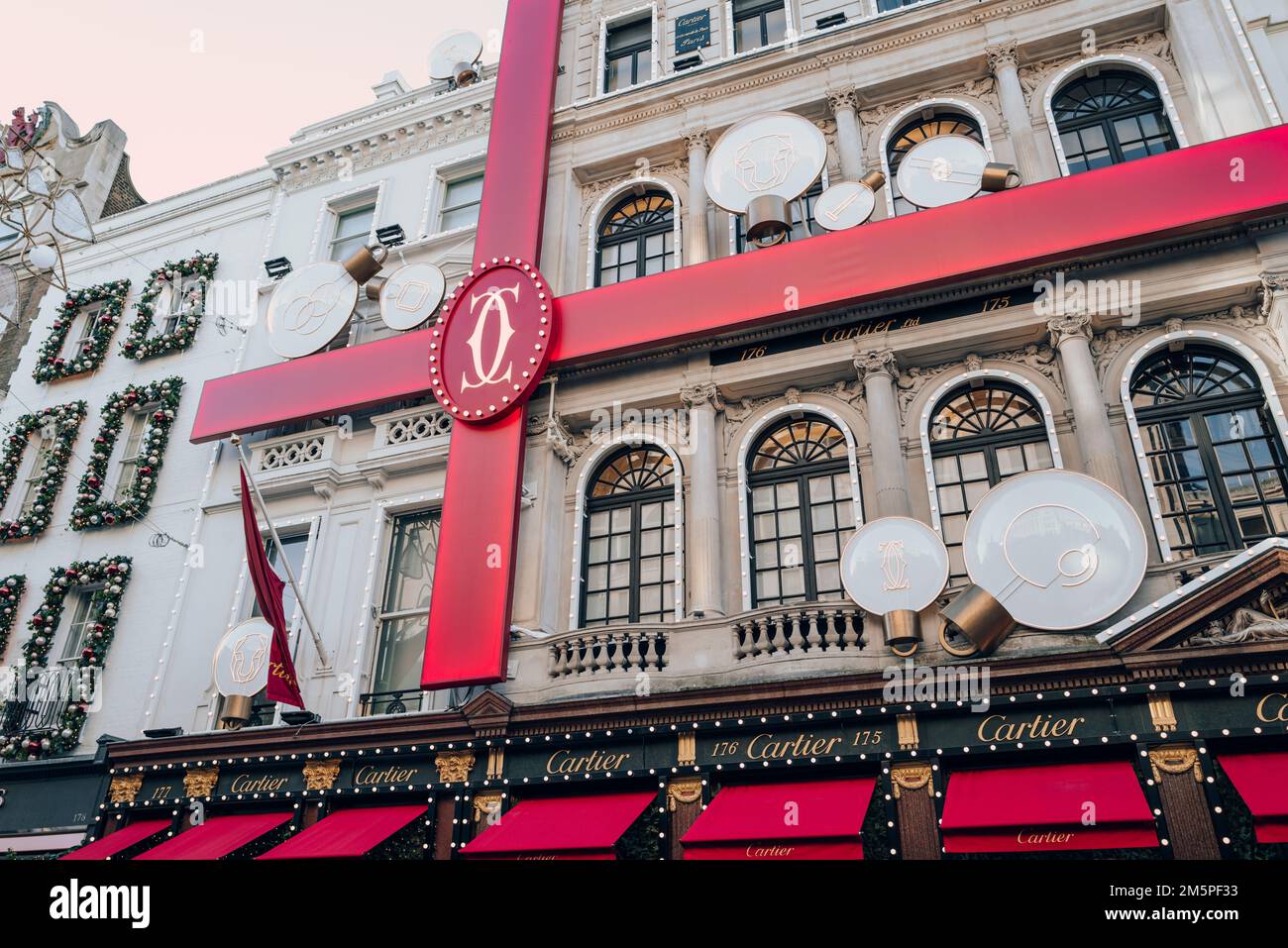 Londres, Royaume-Uni - 26 décembre 2022: Décorations d'arc de Noël sur la façade du magasin Cartier sur la rue New Bond, une des rues les plus célèbres pour lu Banque D'Images