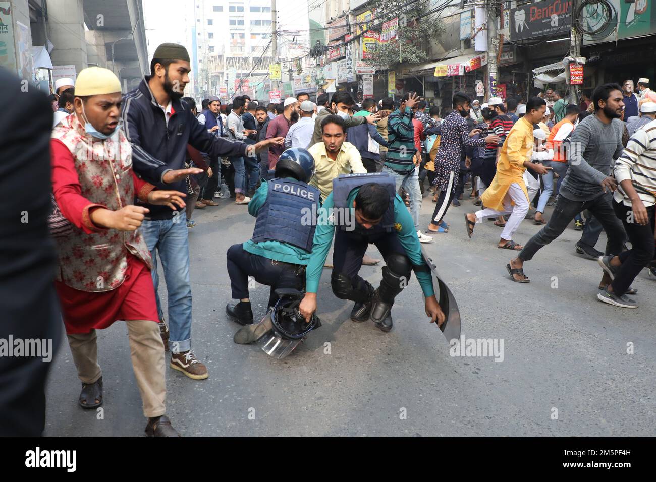 Dhaka, Bangladesh - 30 décembre 2022: Bangladesh Jamaat-e-Islami s'est affronté avec la police lors d'un rassemblement de masse exigeant le gouvernement intérimaire à Ma Banque D'Images