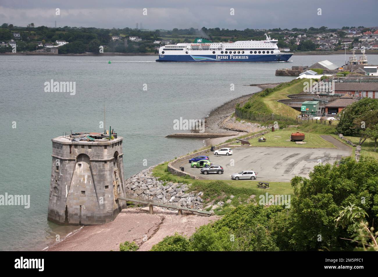 Le traversier Blue Star 1, exploité par Irich Ferries, arrive à Pembroke Dock, au pays de Galles, le 6th juin 2021, de Larne. Banque D'Images