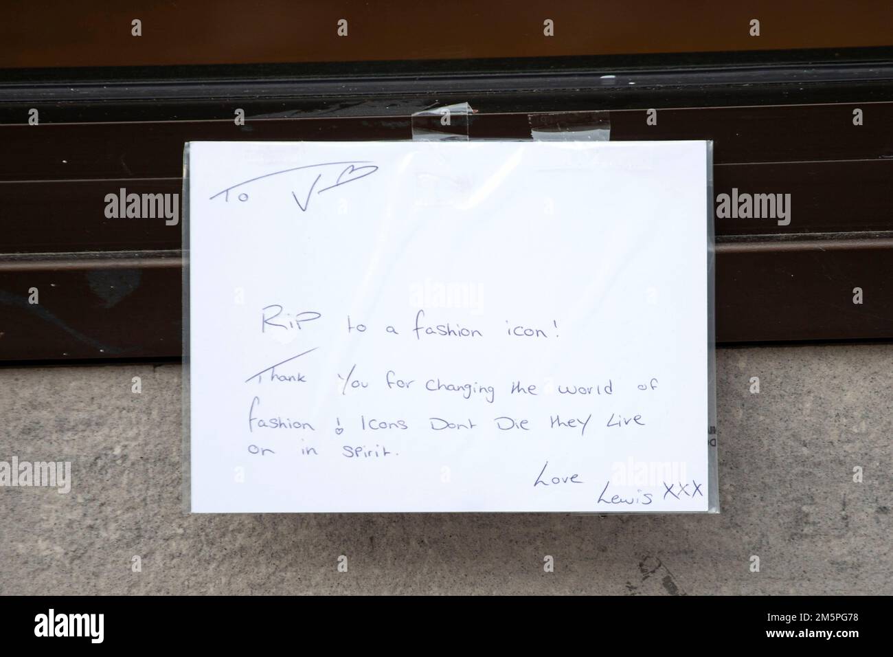 Hommage à l'extérieur de la boutique phare Vivienne Westwood à Londres, le couturier est décédé à l'âge de 81 ans. Date de la photo: Vendredi 30 décembre 2022. Banque D'Images