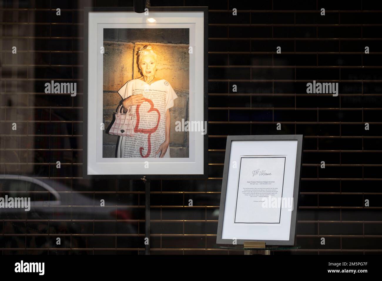 Hommage rendu au magasin phare de Vivienne Westwood à Londres, le couturier est décédé à l'âge de 81 ans. Date de la photo: Vendredi 30 décembre 2022. Banque D'Images
