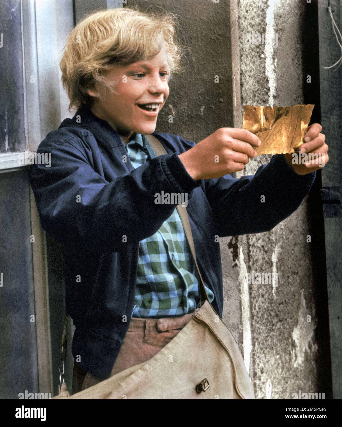 Willy Wonka & The Chocolate Factory 1971 Peter Ostrum Directeur - Mel Stuart. Juin 1971 FP Willy Wonka & The Chocolate Factory 04 FlixPix/Warner Bros. Pour usage éditorial uniquement. Droits d'auteur de Warner Bros. Et/ou du photographe assigné par la société de production ou de cinéma. Un crédit obligatoire pour la société de cinéma est requis. Strictement pour la promotion du film ci-dessus, sauf autorisation écrite acquise par l'intermédiaire de la société cinématographique est obtenue par l'utilisateur final. FlixPix n'est PAS le propriétaire des droits d'auteur et agit uniquement comme un service de fourniture aux médias reconnus. Banque D'Images