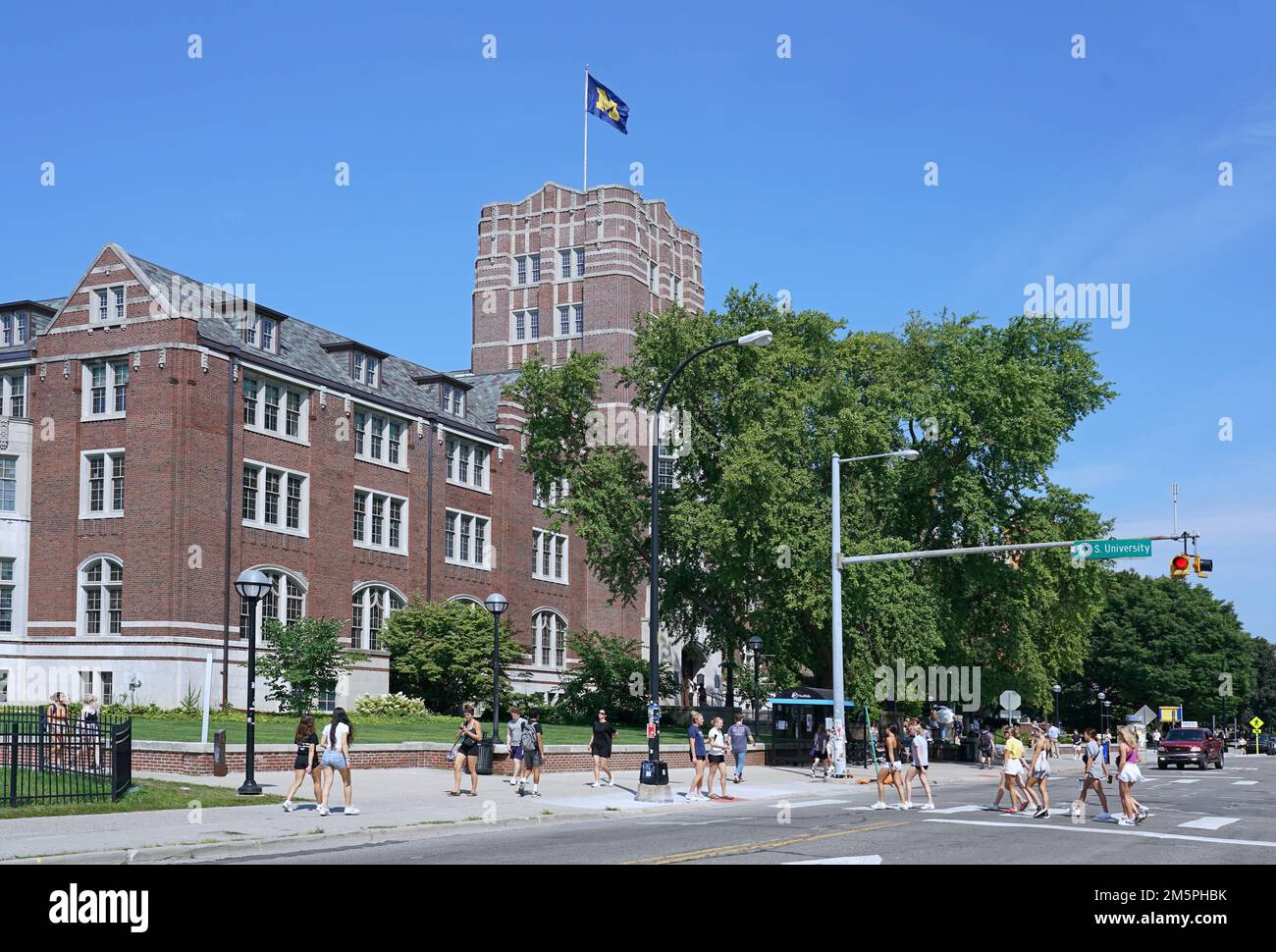 Ann Arbor, Michigan - août 2022 : les étudiants marchent sur State Street, devant le bâtiment de l'Union de l'Université du Michigan, construit en 1917, un étudiant Banque D'Images