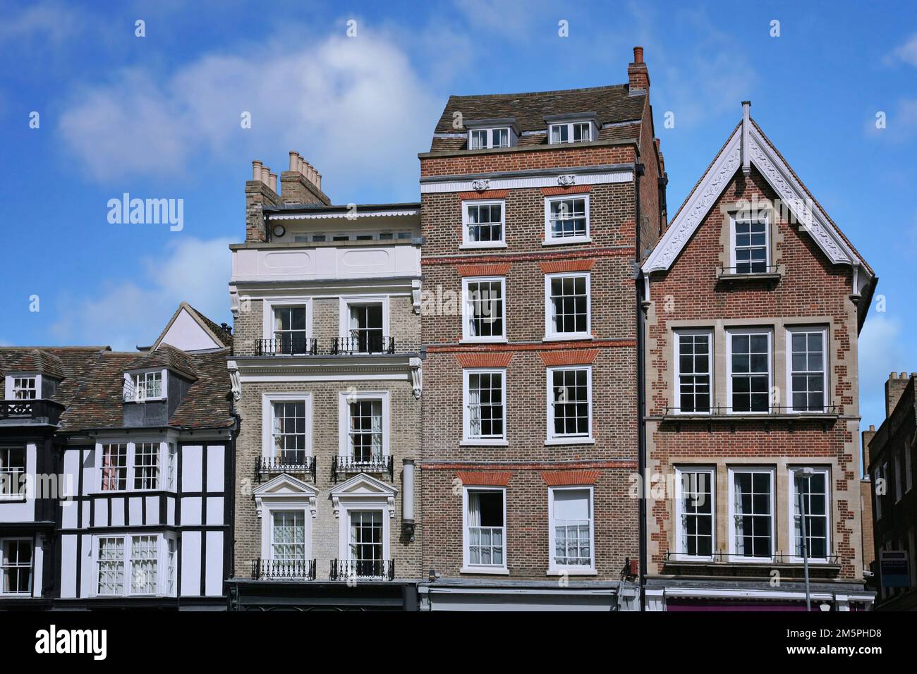 Rangée de grands bâtiments anciens et étroits avec appartements en haut et magasins en bas, King's Parade, Cambridge, Angleterre Banque D'Images