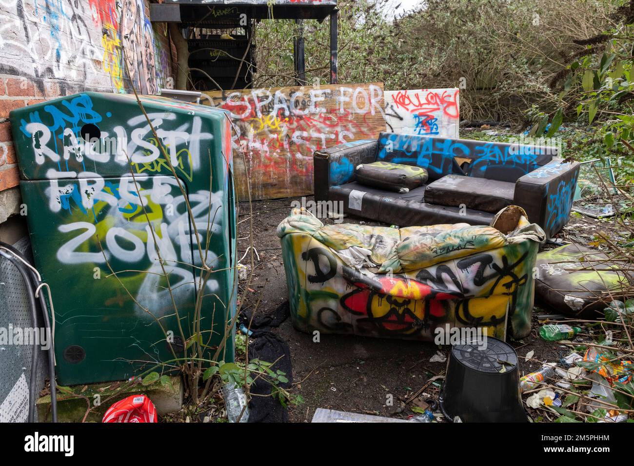 Canapés sous-évalués, bout de mouche dehors fermé et le pub vandalisé Grove, Lordship Lane, Londres, Royaume-Uni. 25 décembre 2022 Banque D'Images