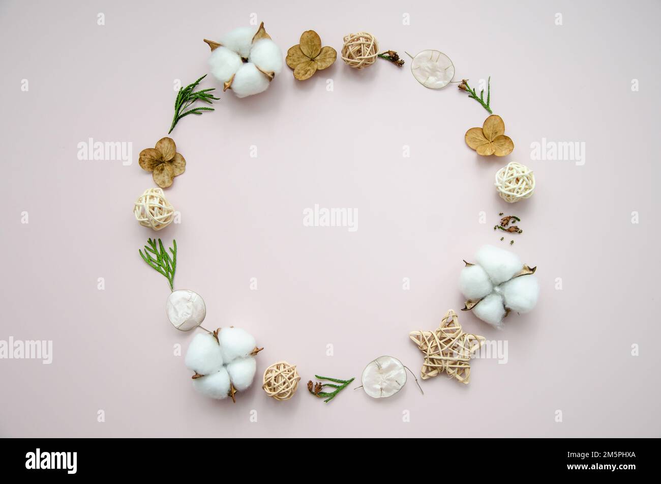 Modèle de carte de Noël et de nouvel an cadre rond avec fleurs séchées