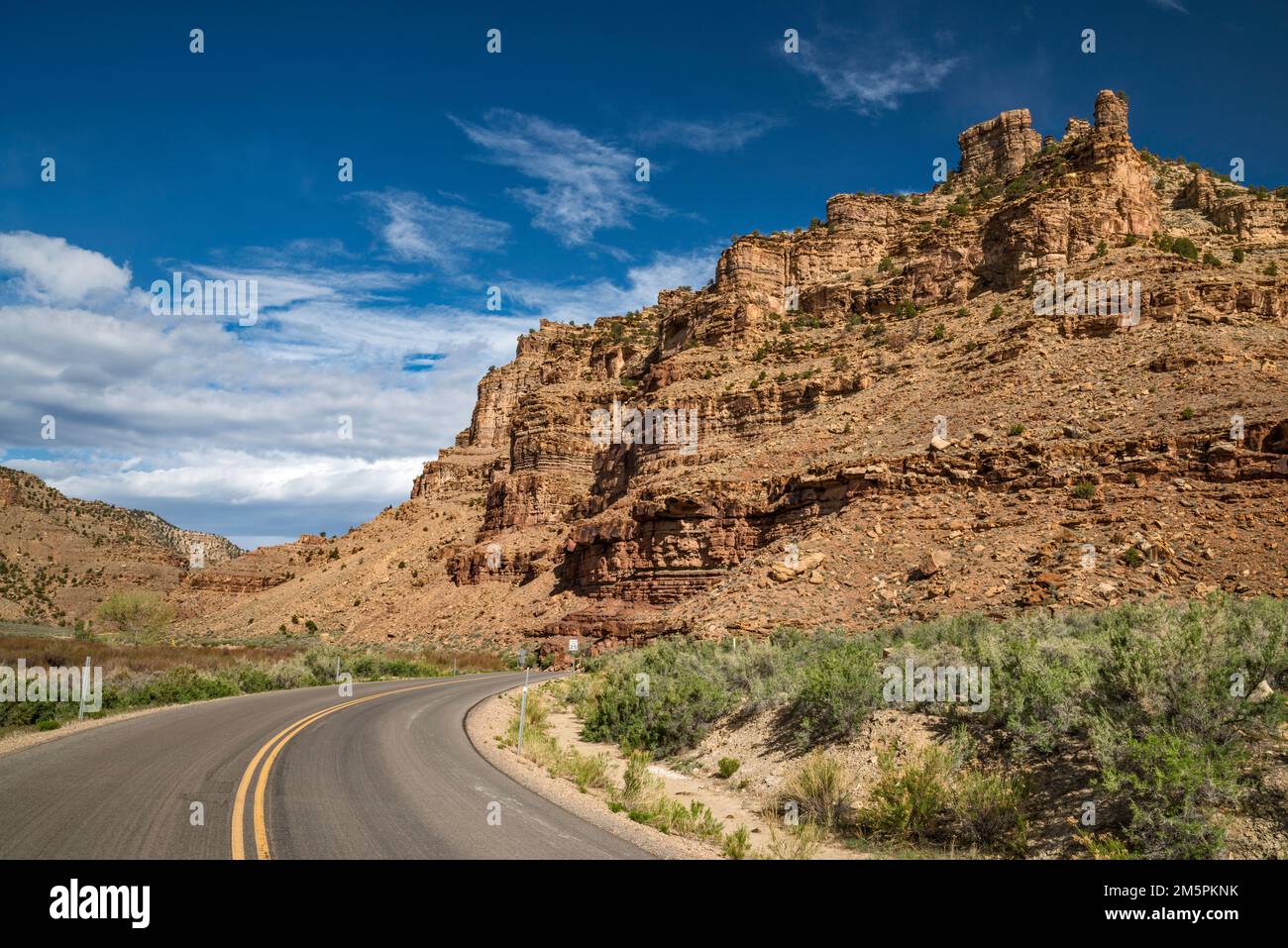 Falaises de grès, route à Nine Mile Canyon, Utah, États-Unis Banque D'Images