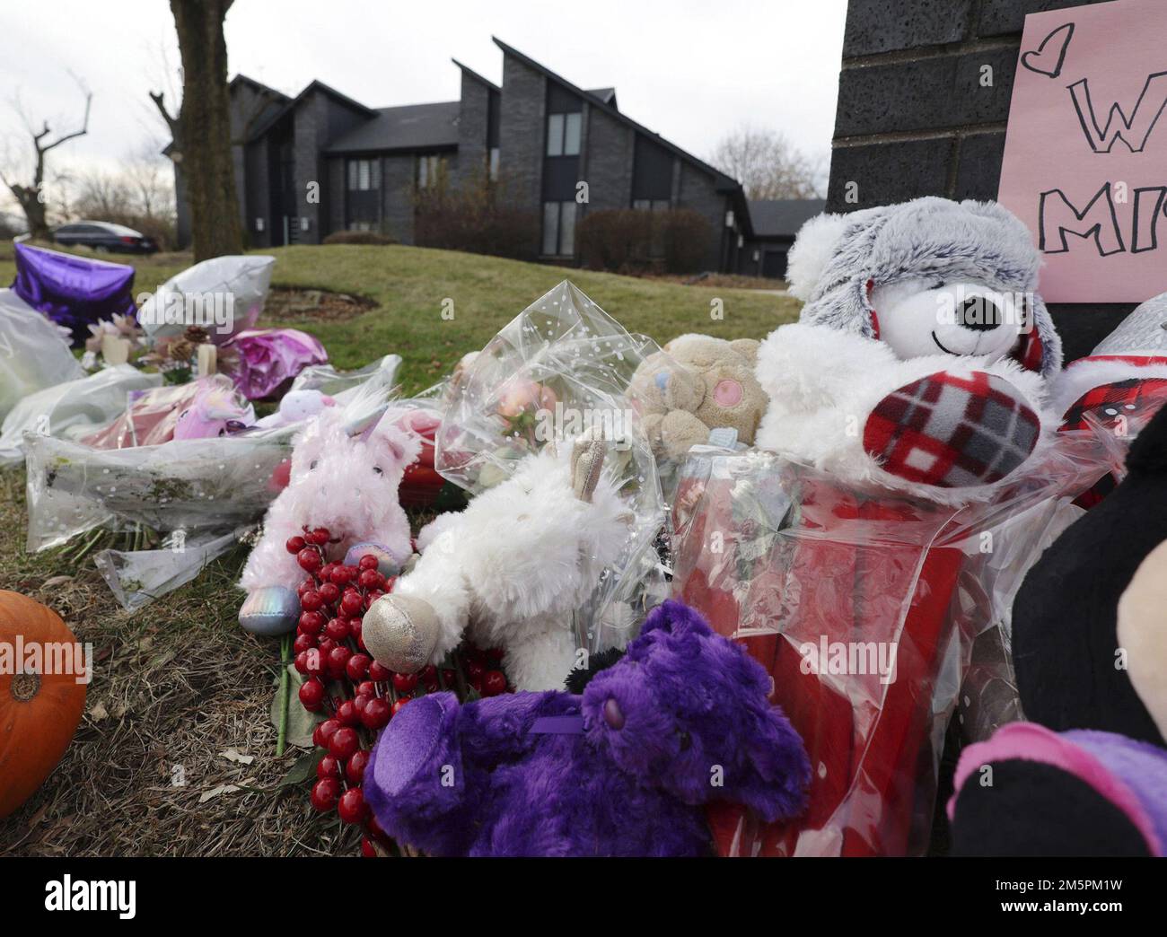 Un mémorial rempli de dizaines de bouquets de fleurs et d'animaux farcis se trouve à l'extérieur de la maison Kisliak, le long d'Acacia Terrace, le 2 décembre 2022, à Buffalo Grove, Illinois. (Stacey Wescott/Chicago Tribune/TNS) photo par crédit: Newscom/Alay Live News Banque D'Images