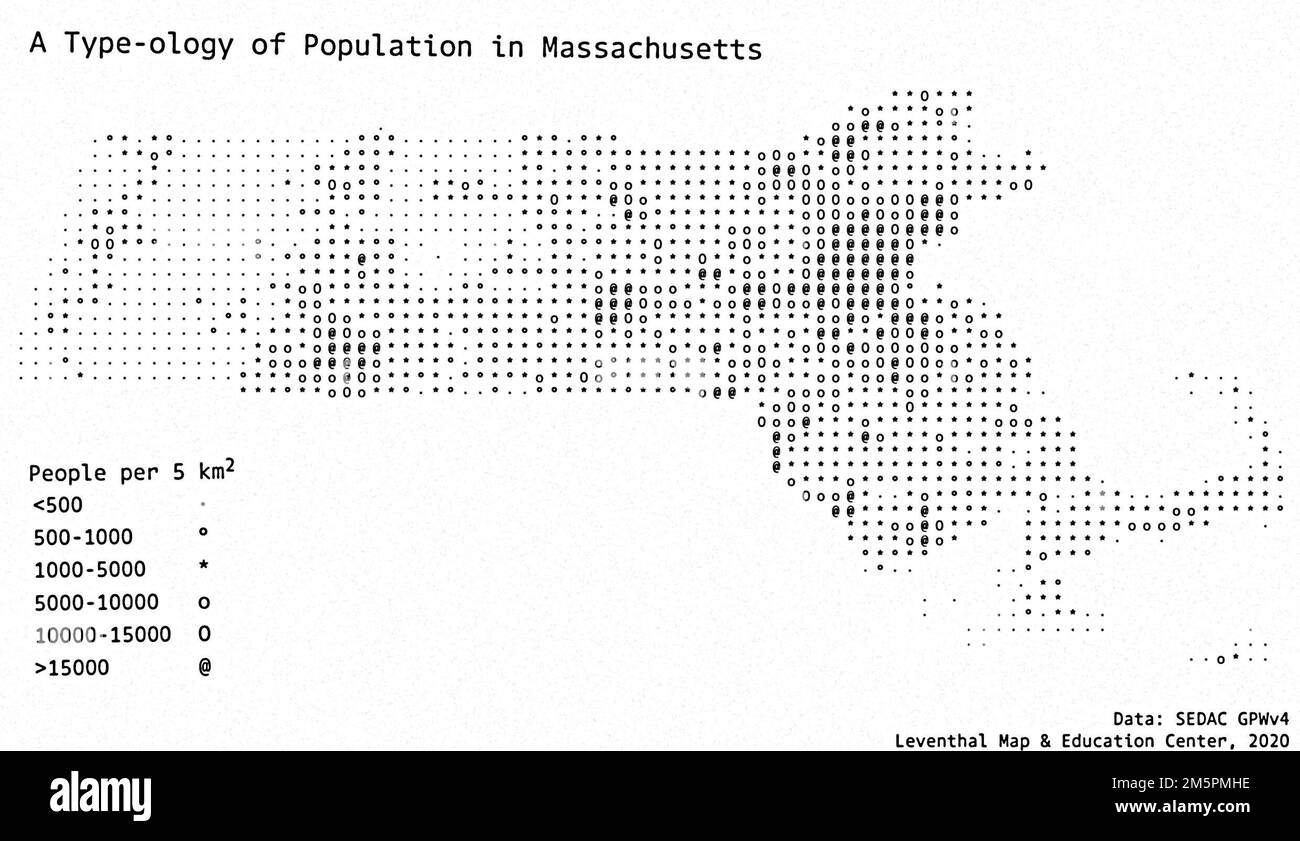 Une typologie de la population au Massachusetts. 'Données : SEDAC GPWv4.'. Avant que nous ayons eu des ordinateurs capables d'afficher des milliards de couleurs, certaines des premières cartes générées par machine sont venues de machines à écrire! Dans cette carte de type machine à écrire de la population du Massachusetts, chaque caractère dactylographié représente une cellule de 5 kilomètres carrés (Eh bien, techniquement une cellule de 2,5 minutes), avec des caractères plus lourds, comme le signe @, montrant des populations plus denses.⁠.. , Massachusetts Banque D'Images