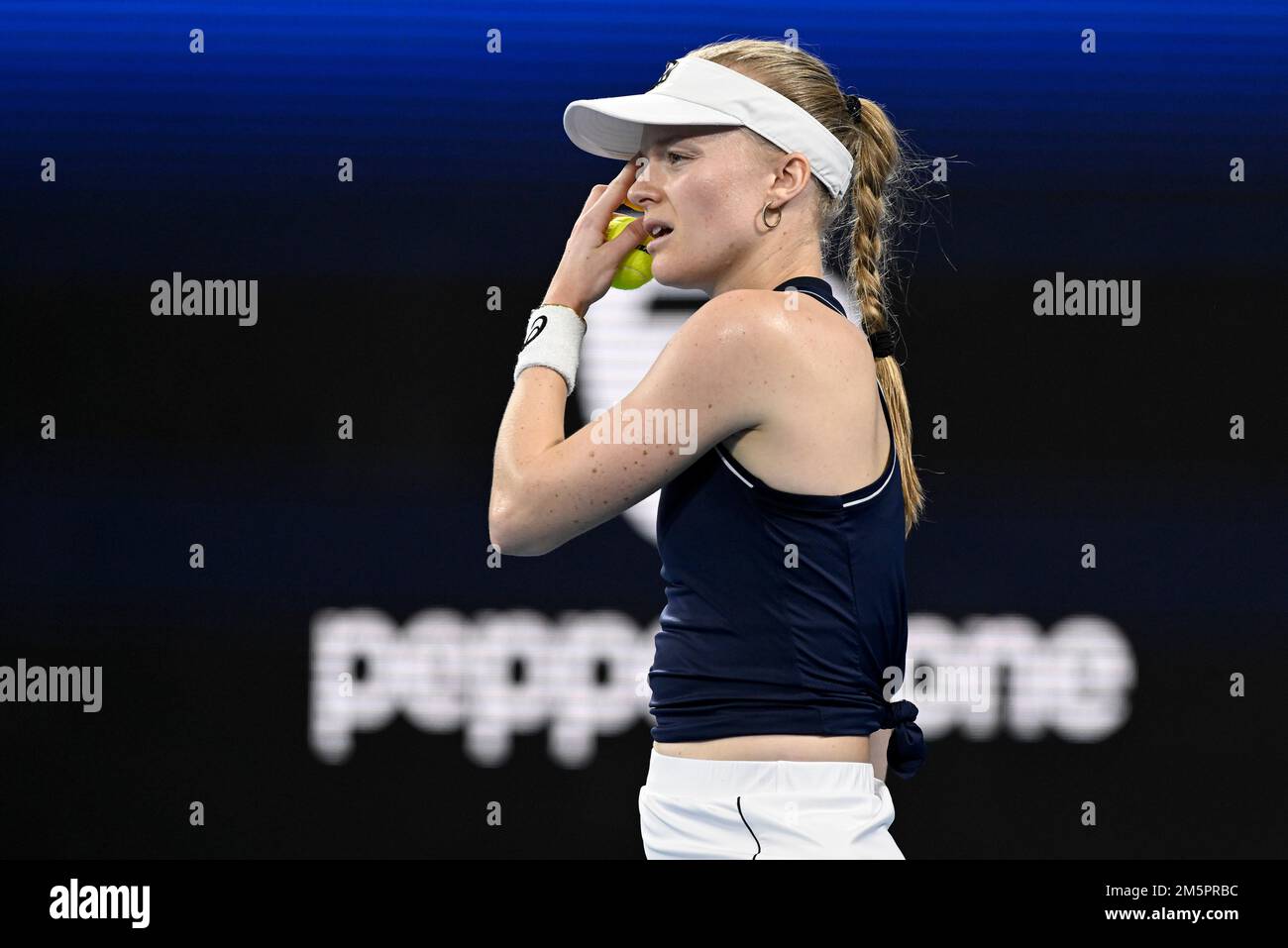 30th décembre 2022 ; Ken Rosewall Arena, Sydney, Nouvelle-Galles du Sud, Australie : United Cup tennis, jour 2, Australie contre Grande-Bretagne ; Harriet Dart de Grande-Bretagne attend de servir à Maddison Inglis d'Australie Banque D'Images