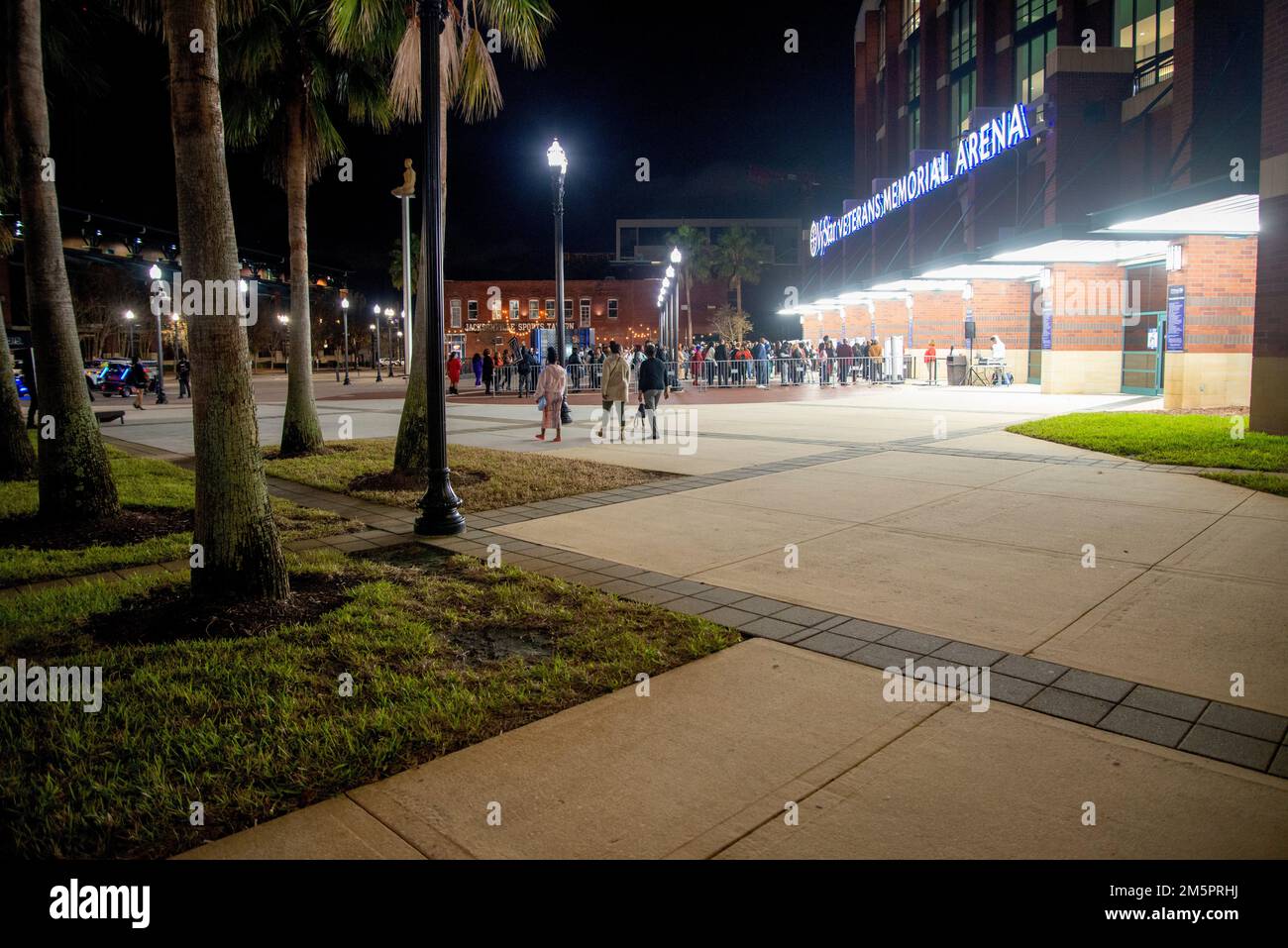 Jacksonville, Floride, États-Unis. 29 DÉCEMBRE 2022. Les fans se rassemblent à l'extérieur de l'aréna Vystar Veterans Memorial Arena avant le concert de Mary J. Blige avant la célébration de la Saint-Sylvestre. Crédit : Bill Ragan/Alay Live News Banque D'Images