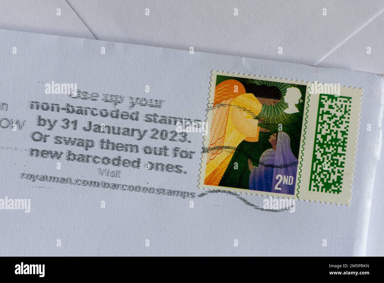 Utilisez vos timbres sans code-barres avant le 31 janvier 2023 ou échangez-les contre de nouveaux codes-barres, des informations estampillées sur des enveloppes par Royal Mail, Royaume-Uni Banque D'Images