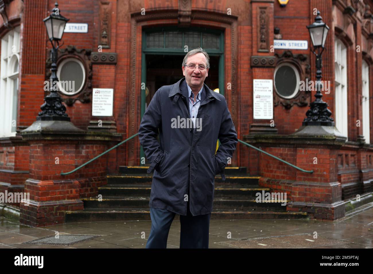 Paul Howell, politicien conservateur de Sedgefield photographié à l'extérieur de la bibliothèque de Darlington, dans la rue Crown. Banque D'Images