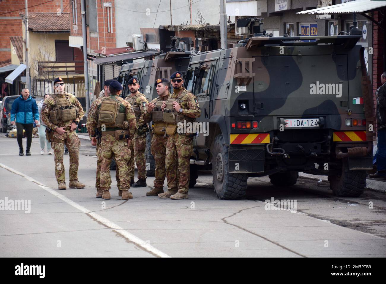 (221230) -- MITROVICA (KOSOVO), 30 décembre 2022 (Xinhua) -- des soldats de la Force de paix au Kosovo (KFOR) dirigée par l'OTAN patrouillent près d'une barricade routière établie dans la ville de Mitrovica (Kosovo) le 29 décembre 2022. Les Serbes du Kosovo-Metohija ont accepté de commencer à retirer les barricades, a annoncé mercredi soir le Président serbe Aleksandar Vucic aux médias après avoir rencontré leurs représentants dans la ville de Raska. La réunion de Vucic avec les Serbes du Kosovo visait à mettre fin à un blocus de près de 3 semaines de routes principales dans les parties majoritairement serbes du Kosovo-Metohija, qui a été déclenché par l'arrestation d'un ancien Ko Banque D'Images