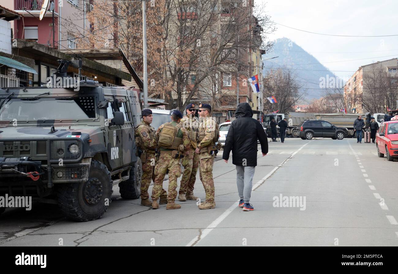 (221230) -- MITROVICA (KOSOVO), 30 décembre 2022 (Xinhua) -- des soldats de la Force de paix au Kosovo (KFOR) dirigée par l'OTAN patrouillent près d'une barricade routière établie dans la ville de Mitrovica (Kosovo) le 29 décembre 2022. Les Serbes du Kosovo-Metohija ont accepté de commencer à retirer les barricades, a annoncé mercredi soir le Président serbe Aleksandar Vucic aux médias après avoir rencontré leurs représentants dans la ville de Raska. La réunion de Vucic avec les Serbes du Kosovo visait à mettre fin à un blocus de près de 3 semaines de routes principales dans les parties majoritairement serbes du Kosovo-Metohija, qui a été déclenché par l'arrestation d'un ancien Ko Banque D'Images