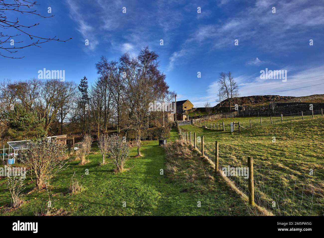 Le jour de Noël, le soleil ramasse les pâturages et le jardin sur la petite exploitation du North Yorkshire à 900ft Banque D'Images