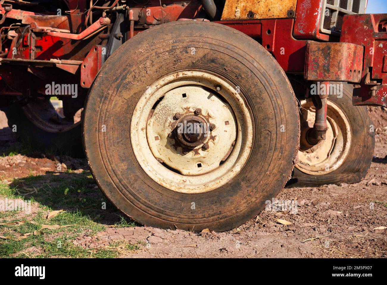 Vue de près des pneus de l'ancienne remorque du tracteur Banque D'Images