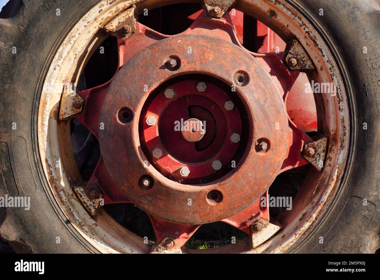 Vue de près des pneus de l'ancienne remorque du tracteur Banque D'Images
