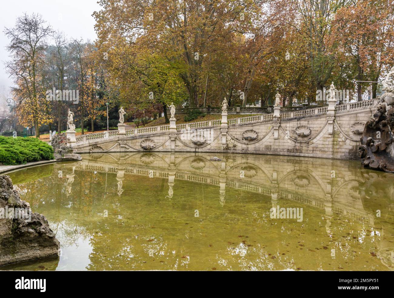 La monumentale Fontaine de douze mois, entourée d'arbres dans l'autunno du Parc du Valentino sur les rives du po, Turin, Piémont - Italie Banque D'Images