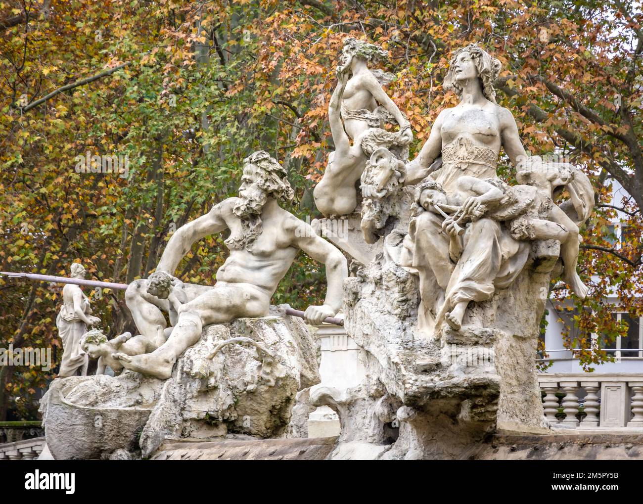 La monumentale Fontaine de douze mois, entourée d'arbres dans l'autunno du Parc du Valentino sur les rives du po, Turin, Piémont - Italie Banque D'Images