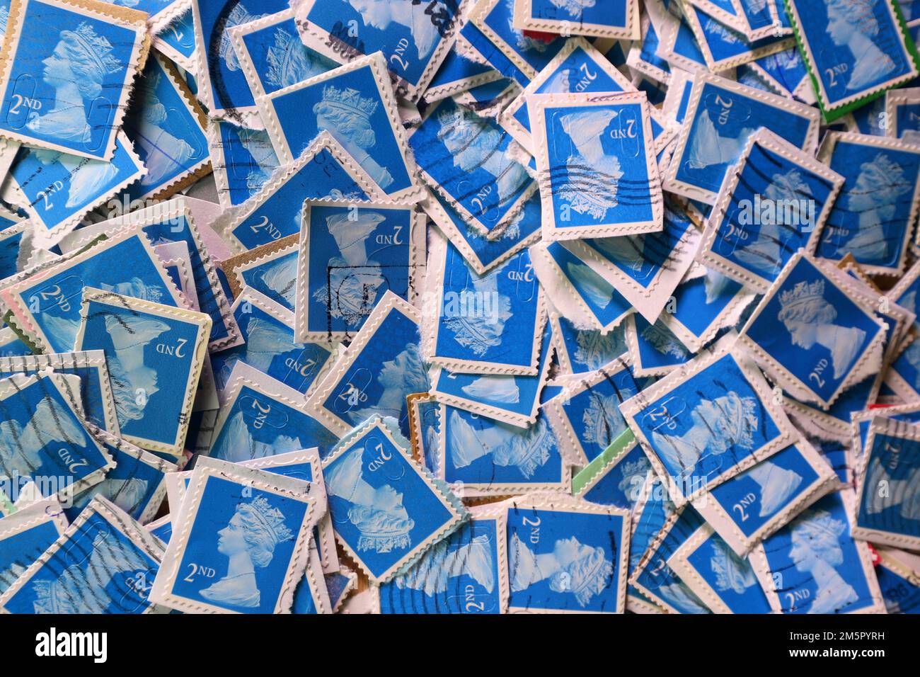 Utilisé des timbres-poste à frais au Royaume-Uni pour être collecté pour une contribution à une œuvre caritative. Une sélection colorée de timbres postaux du Royal Mail britannique en gros plan. Royaume-Uni. Timbres bleus de deuxième classe (2nd ) Banque D'Images