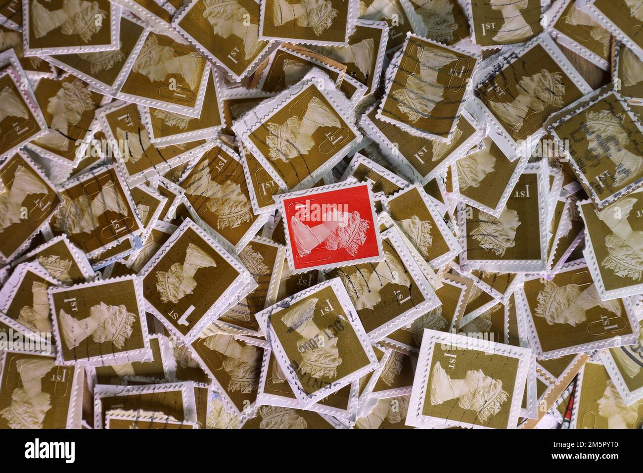 Utilisé des timbres-poste à frais au Royaume-Uni pour être collecté pour une contribution à une œuvre caritative. Une sélection colorée de timbres postaux du Royal Mail britannique en gros plan. Royaume-Uni contraste du timbre rouge de première classe sur fond de timbres brun de première classe (1st) Banque D'Images