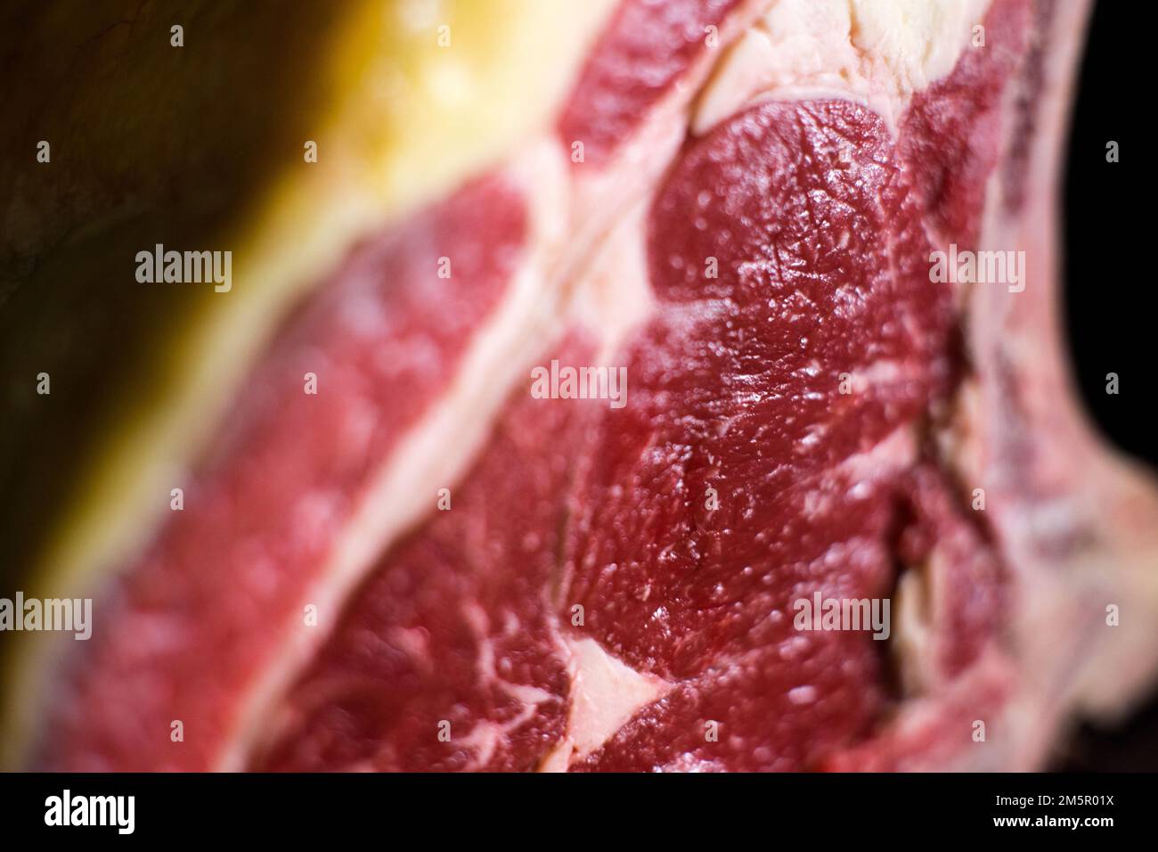 Steak de bœuf de qualité supérieure avec un fond noir. Banque D'Images