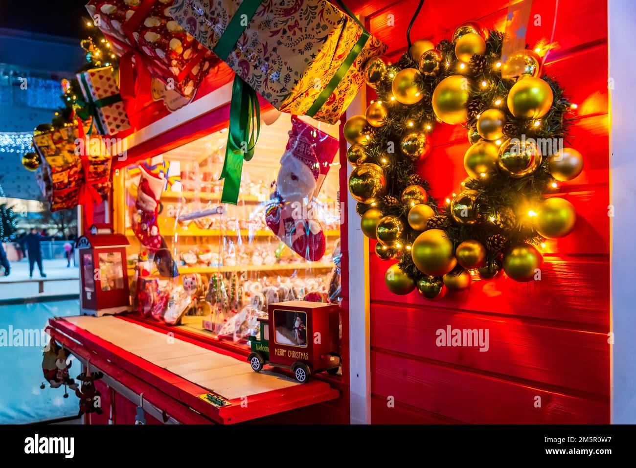 Craiova, Roumanie. Célèbre marché de Noël, destination d'hiver européenne 2022 en Europe de l'est, historique Oltenia. Kiosque en bois avec décoration de Noël Banque D'Images