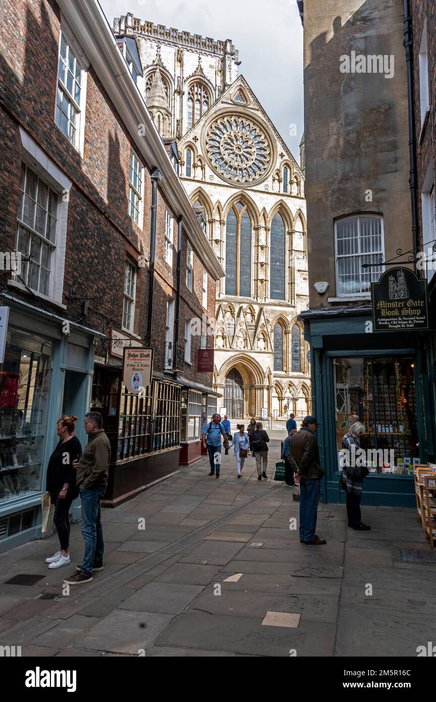 Une petite rue piétonne - Minster Gate menant à York Minster dans la vieille ville de York dans le Yorkshire, Grande-Bretagne Banque D'Images