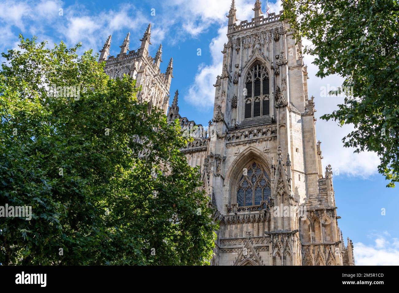 Le clocher à double fonctionnement fait partie de la cathédrale gothique du 13th siècle, York Minster, dans la ville médiévale de York dans le Yorkshire, en Grande-Bretagne Banque D'Images