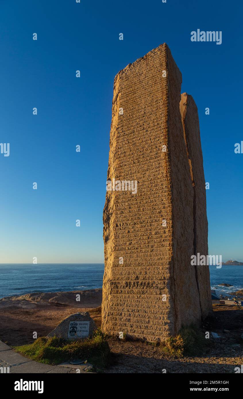 Muxia, Galice, Espagne - 30 août 2022: Monument de la Herida à la marée noire qui a déversé le pétrolier Prestige à la côte galicienne Banque D'Images