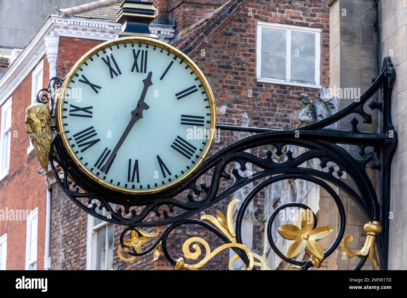 L'immense horloge de rue ornée penchée sur la rue médiévale classée en classe 11 Martin le Grand Church sur Coney Street dans le centre historique de York en t Banque D'Images