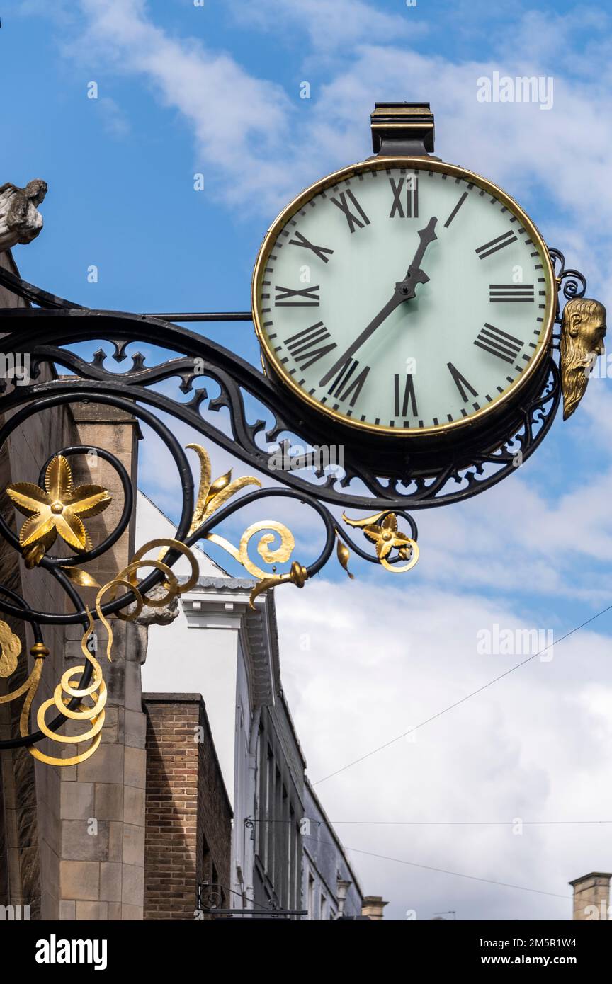 L'immense horloge de rue accrochée à la classe 11 classée rue médiévale Martin le Grand Church sur Coney Street dans le centre historique de York dans la mort Banque D'Images