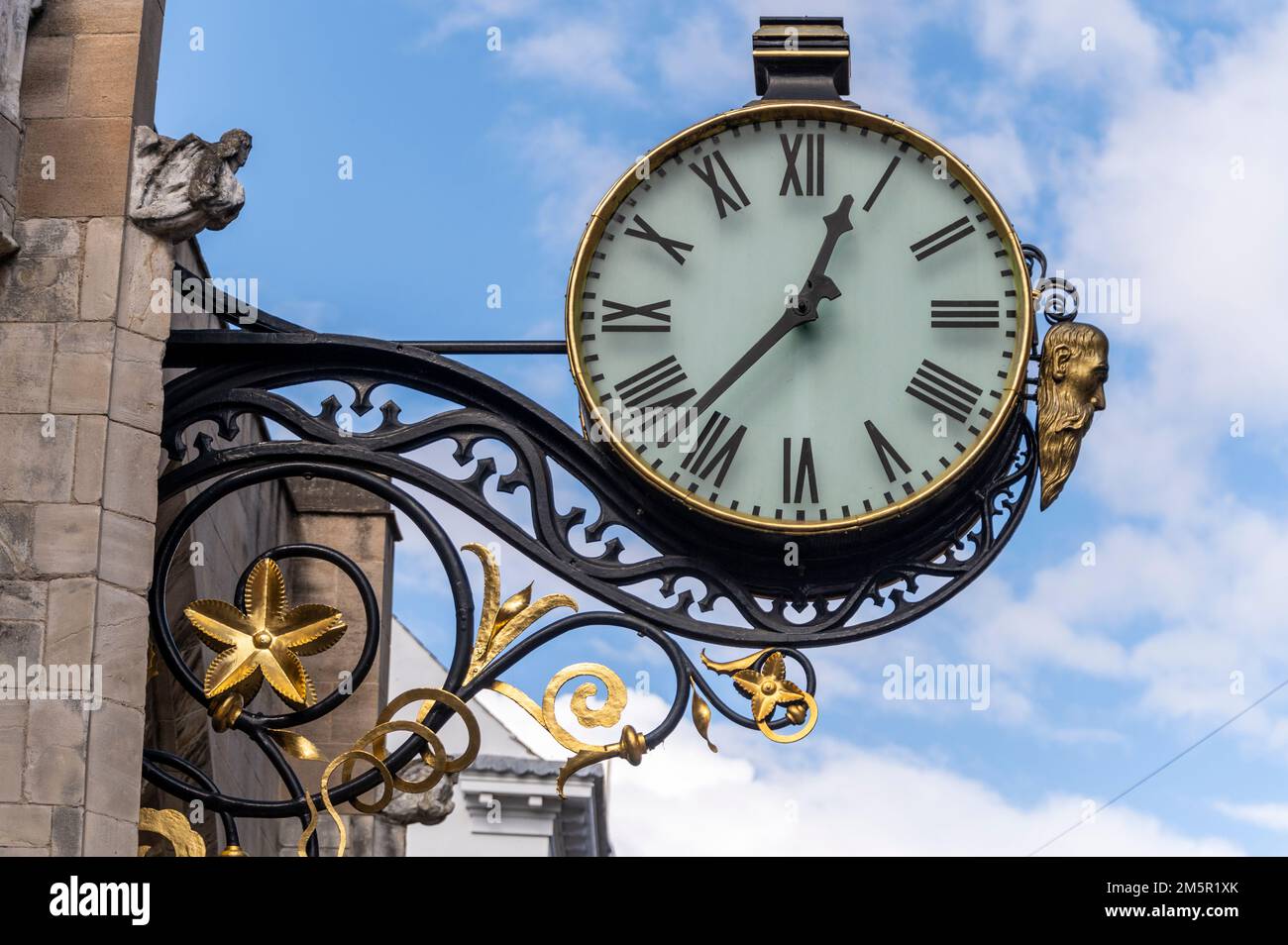 L'immense horloge de rue accrochée à la classe 11 classée rue médiévale Martin le Grand Church sur Coney Street dans le centre historique de York dans la mort Banque D'Images