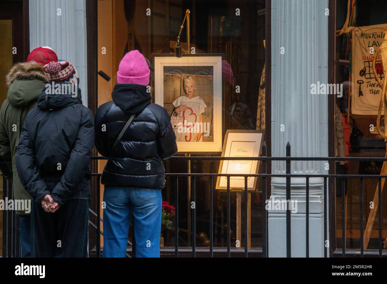 Londres, Angleterre, Royaume-Uni. 30th décembre 2022. La boutique phare de la mode britannique Vivienne Westwood qui est décédée à 81 ans hier. (Credit image: © Tayfun Salci/ZUMA Press Wire) Credit: ZUMA Press, Inc./Alay Live News Banque D'Images