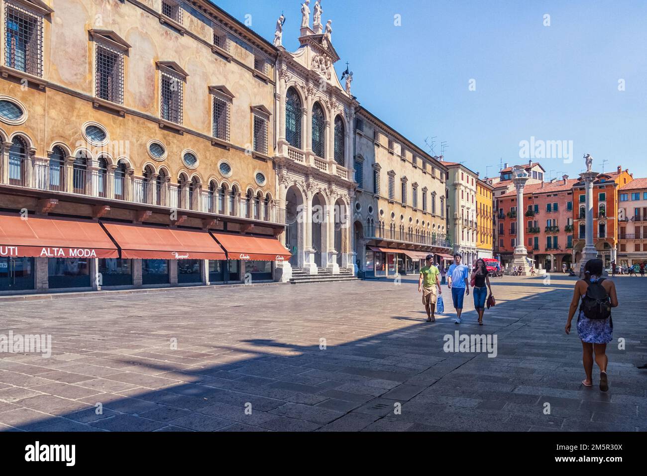 VICENZA, ITALIE - AOÛT 12,2009 : la Piazza dei Signori est la place principale du centre historique de Vicenza. À l'origine un forum romain et place de marché Banque D'Images