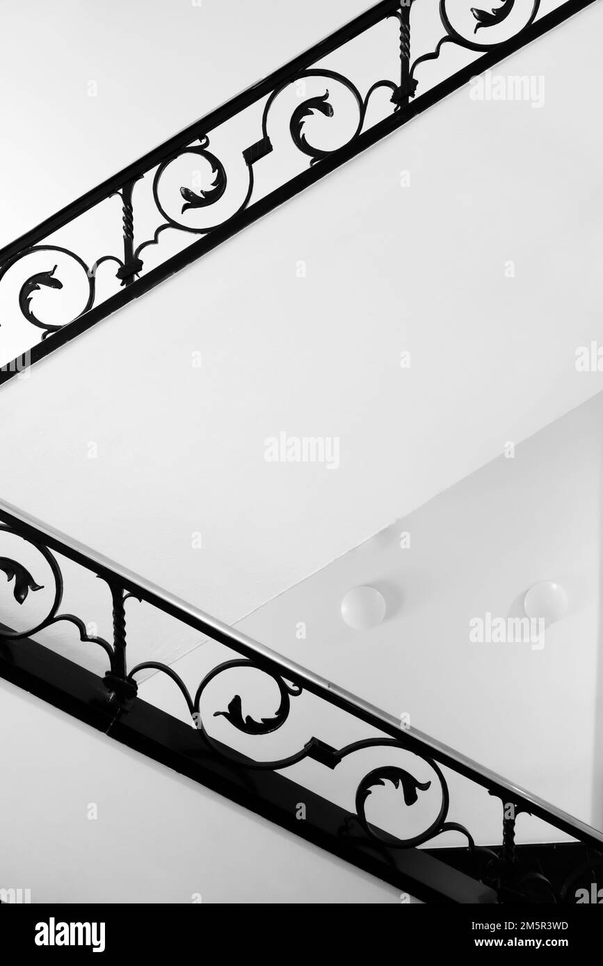 Un cliché vertical de rampes d'escalier noires, fraîches pour l'arrière-plan Banque D'Images