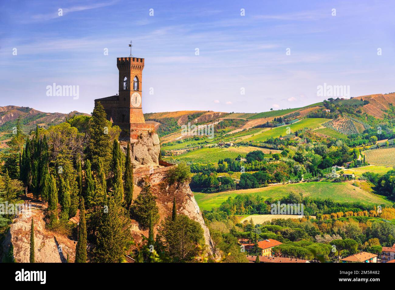 Tour de l'horloge historique de Brisighella sur la falaise. Cette architecture 1800s est connue sous le nom de Torre dell'Orologio. Province de Ravenne, région Émilie-Romagne, Banque D'Images