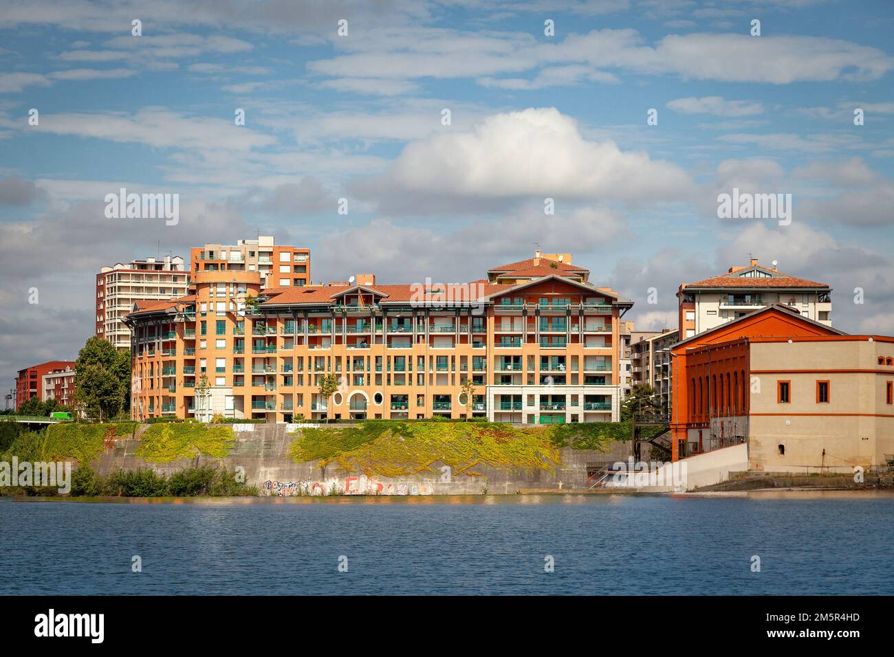 Toulouse, France - 11 août 2010 : belle vue sur l'eau bleue de la Garonne sur les immeubles d'appartements de la Promenade du Bazacle, conne Banque D'Images