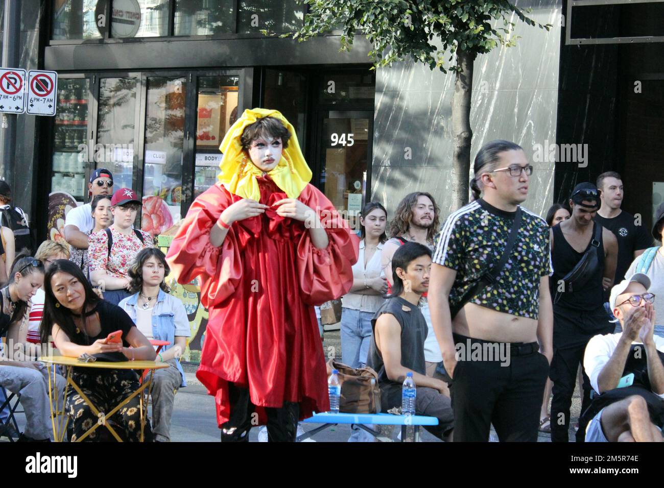 Un modèle de mode dans une tenue rouge lors d'un spectacle public sur la  rue Granville à Vancouver, Canada Photo Stock - Alamy