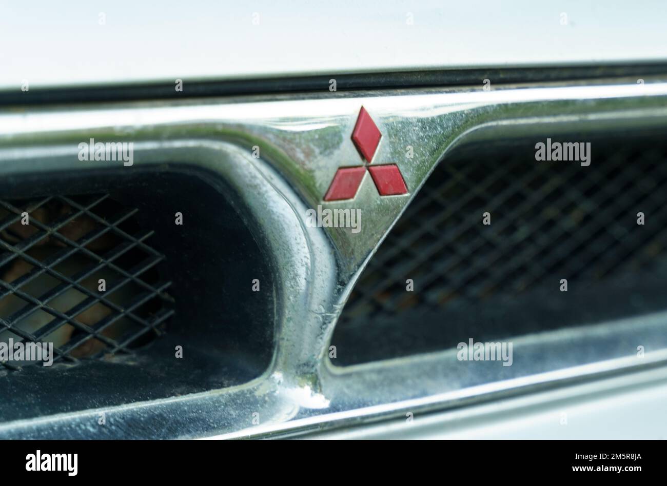 Bobruisk, Bélarus, 22 juillet 2022 : gros plan du logo Mitsubishi sur une voiture. Banque D'Images