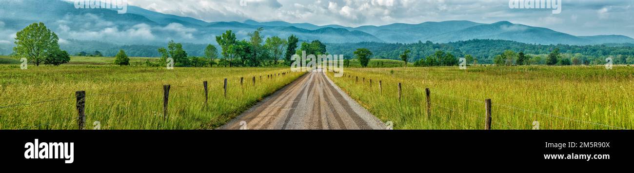 Un très large panorama tôt le matin de Sparks Lane dans la section de Cades Cove du parc national des Great Smoky Mountains. CADES Cove est le plus popula Banque D'Images