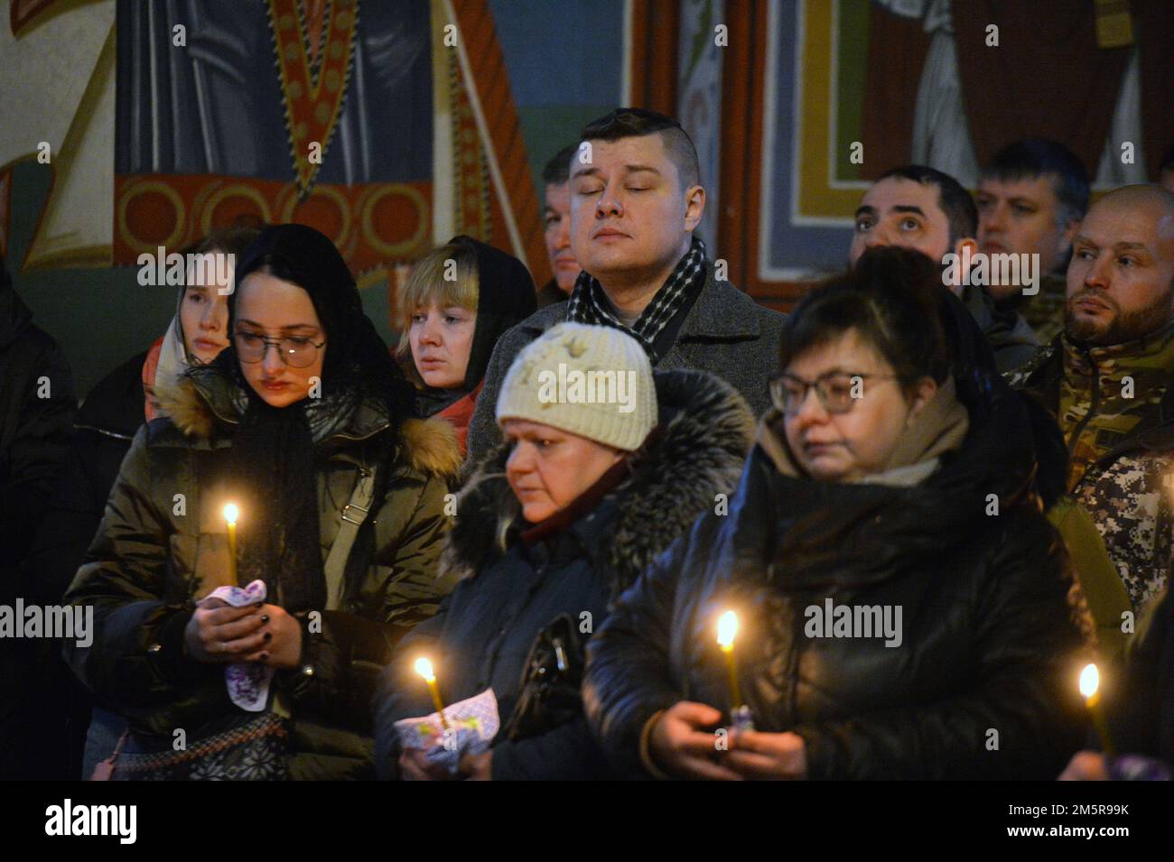 KIEV, UKRAINE - 30 DÉCEMBRE 2022 - les gens paient leurs derniers respects à l'ancien prisonnier politique Hennadii Afanasiev qui est mort sur la ligne de front pendant t Banque D'Images