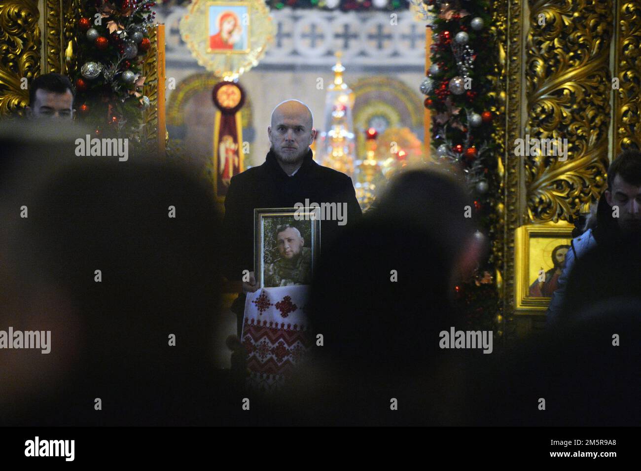 KIEV, UKRAINE - 30 DÉCEMBRE 2022 - Un homme tient le portrait de l'ancien prisonnier politique Hennadii Afanasiev qui est mort sur la ligne de front pendant le plaisir Banque D'Images