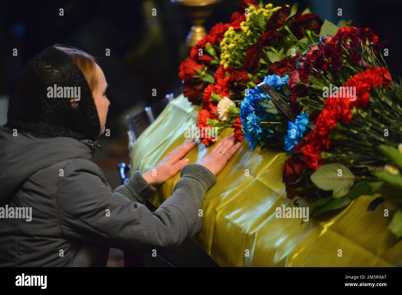 KIEV, UKRAINE - le 30 DÉCEMBRE 2022 - Une femme se plaint au cercueil avec le corps de l'ancien prisonnier politique Hennadii Afanasiev qui est mort sur le front Banque D'Images