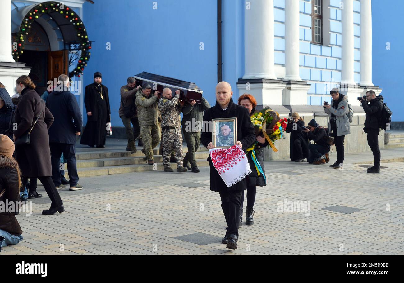KIEV, UKRAINE - le 30 DÉCEMBRE 2022 - le service funéraire de l'ancien prisonnier politique Hennadii Afanasiev décédé sur la ligne de front a lieu à St M. Banque D'Images