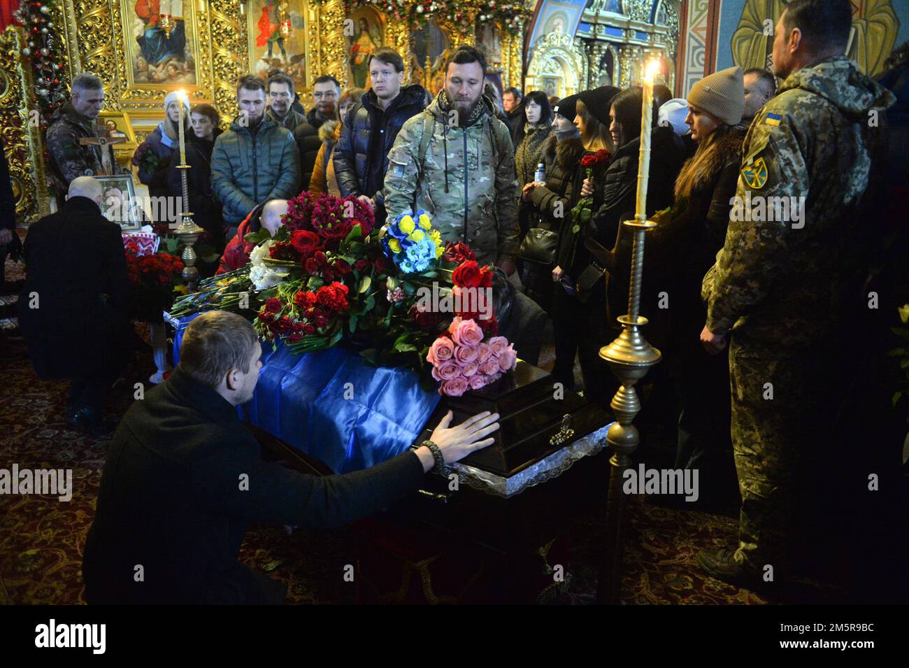 KIEV, UKRAINE - 30 DÉCEMBRE 2022 - les gens paient leurs derniers respects à l'ancien prisonnier politique Hennadii Afanasiev qui est mort sur la ligne de front pendant t Banque D'Images